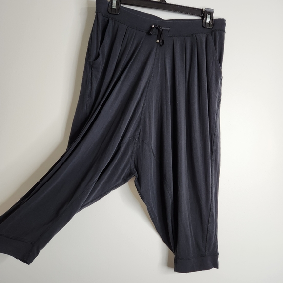 Lululemon Black "Free Mind" Low Rise Wide Leg Crop Athletic Pants Size 8 - Picture 4 of 14